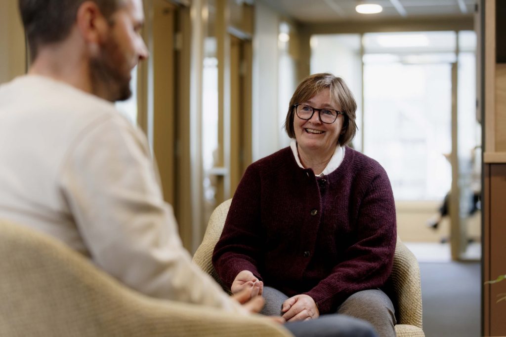 Ansatt i Grind Forsikring i samtale med kunde