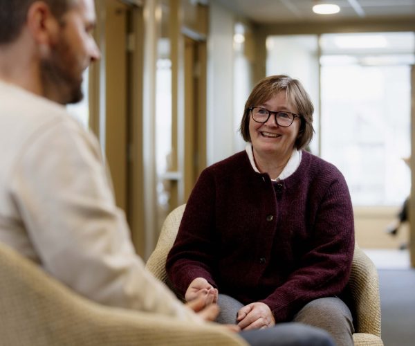 Ansatt i Grind Forsikring i samtale med kunde