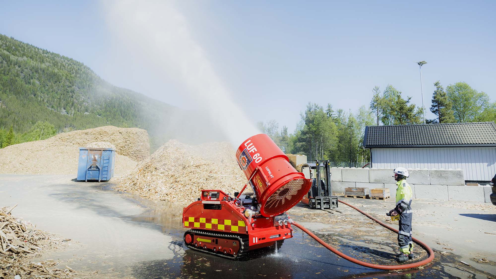 Hallingdal Brann og Redningsteneste demonstrerer hvordan slokkeroboten LUF 60 fungerer.