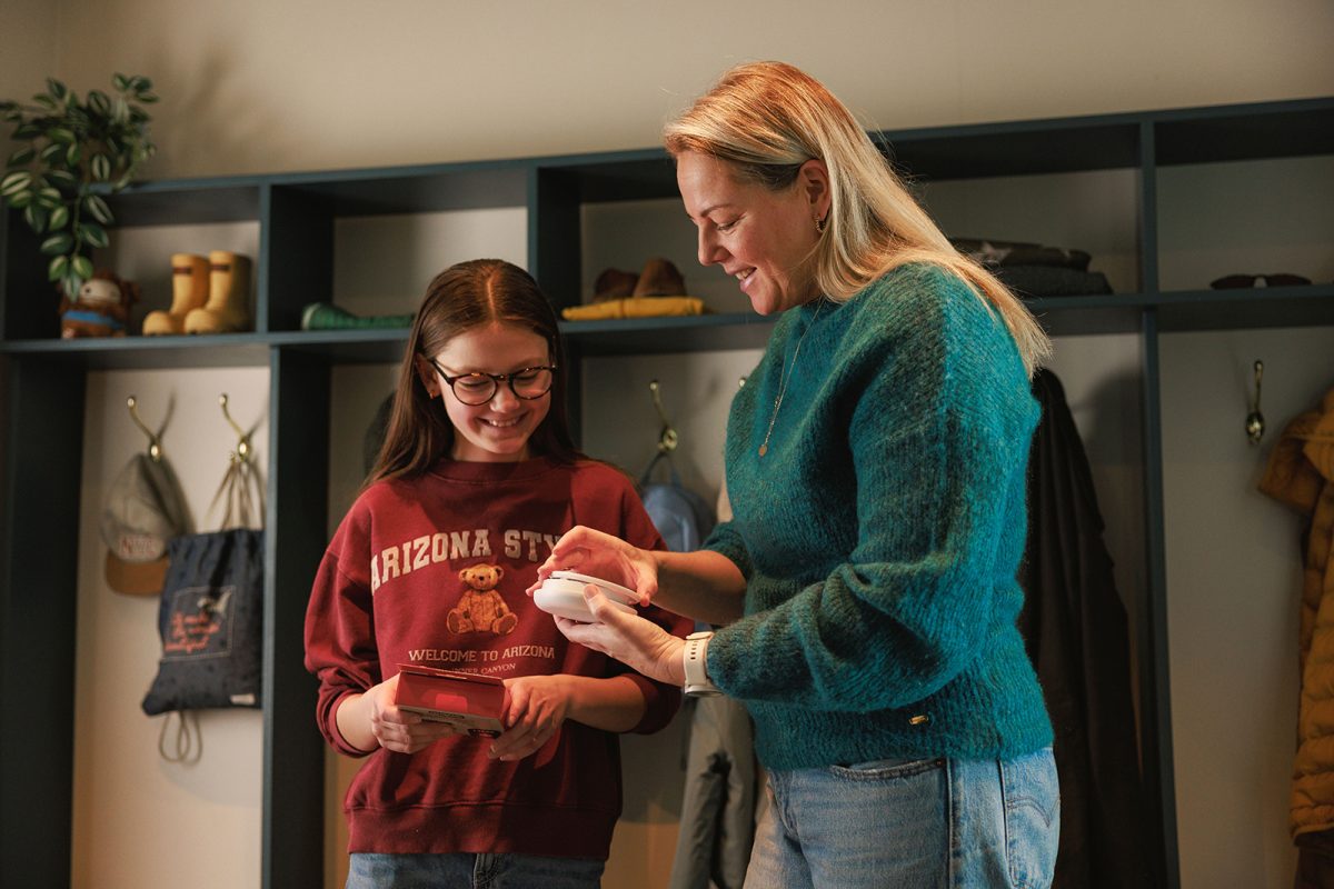 Mor og barn ser på røykvarsler